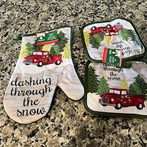 Christmas oven mitt and potholders set. NWT
